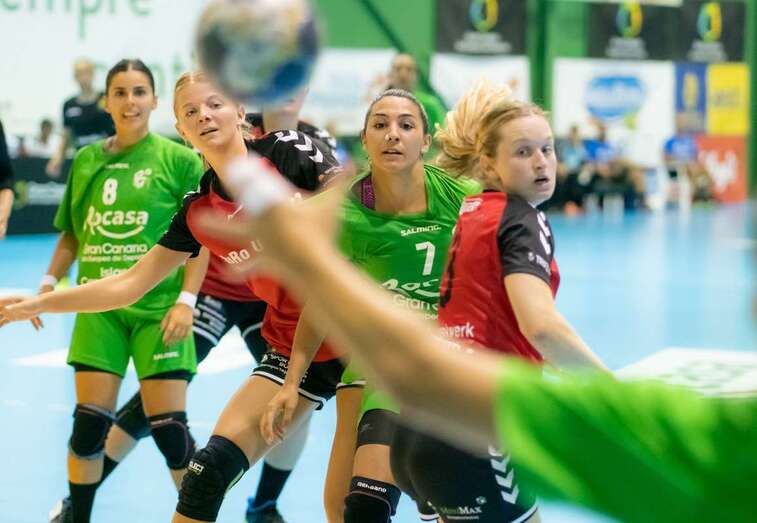 Momento del partido de este jueves en el Pabellón Antonio Moreno entre teldenses y holandesas (Foto TA)